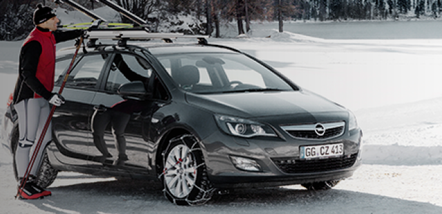 König Snow Chains on the wheels of a passenger car